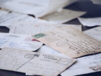 Zarabianie na handlowaniu starymi pocztówkami